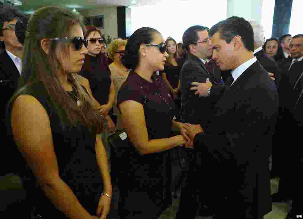Enrique Peña Nieto, presidente de México, expresando sus condolencias a las hijas de Hugo Chávez, Rosa Virginia y María Gabriela, durante el funeral del líder venezolano.