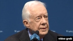 En conferencia de prensa, el expresidente Jimmy Carter informa que tiene cáncer en el cerebro.