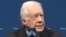 En conferencia de prensa, el expresidente Jimmy Carter informa que tiene cáncer en el cerebro.