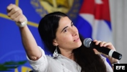 La bloguera y disidente cubana Yoani Sánchez durante su intervención hoy, lunes 1 de abril de 2013, en la emblemática Torre de la Libertad de Miami, Florida, todo un icono del éxodo cubano en esta ciudad estadounidense, donde asegura sentirse "como en Cub
