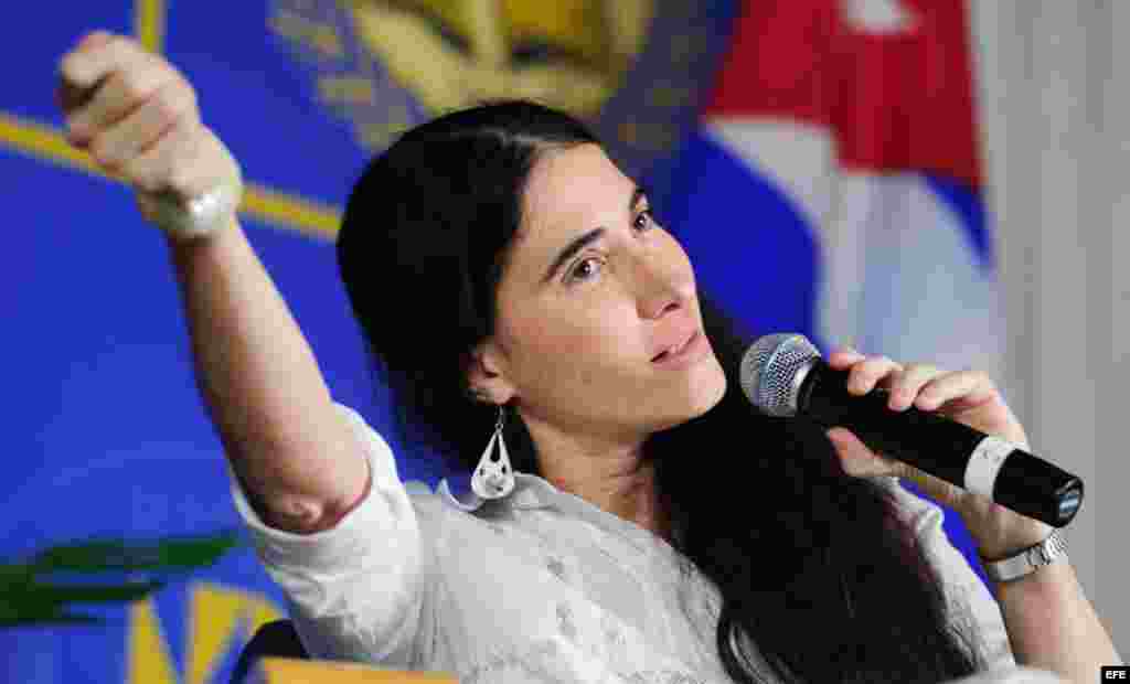 La bloguera y disidente cubana Yoani Sánchez durante su intervención hoy, lunes 1 de abril de 2013, en la emblemática Torre de la Libertad de Miami, Florida, todo un icono del éxodo cubano en esta ciudad estadounidense, donde asegura sentirse "como en Cub