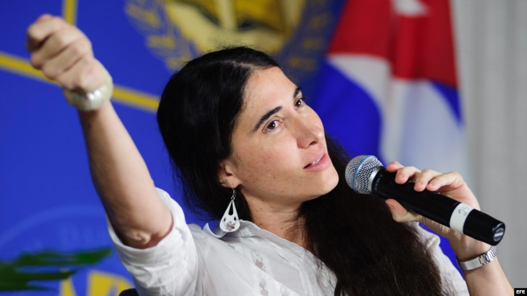 La bloguera y disidente cubana Yoani Sánchez durante su intervención hoy, lunes 1 de abril de 2013, en la emblemática Torre de la Libertad de Miami, Florida, todo un icono del éxodo cubano en esta ciudad estadounidense, donde asegura sentirse "como en Cub
