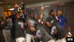 Jugadores dominicanos celebran su victoria en la final del Clásico Mundial de Béisbol contra Puerto Rico, en el AT&T Park, en San Francisco, California (EE.UU.). 