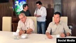 La Interpol emitió una circular roja en contra del máximo líder de la guerrilla colombiana Ejército de Liberación Nacional (ELN), Nicolás Rodríguez, alias “Gabino” (der.) por los delitos de reclutamiento ilícito y homicidio agravado.