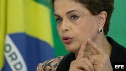 La presidenta brasileña, Dilma Rousseff, habla durante una rueda de prensa con corresponsales extranjeros.