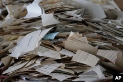 Documentos destruidos pertenecientes a los archivos de la Stasi. (Foto AP/Michael Sohn, archivo