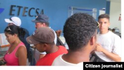 Reporta Cuba. Ridel Brea (der.). Sala de navegación Nauta.cu, Santiago de Cuba.