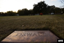 La tumba de Lee Harvey Oswald en Shannon Rose Hill en el parque de Forth Worth, Texas, Estados Unidos.