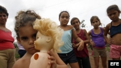 Varios niños juegan en La Palma, localidad de Pinar del Rio (Cuba)