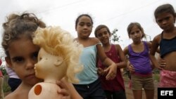 Decenas de rosas, fotos, globos y recuerdos de todo tipo adornan la calle Canfield Dr. en donde murió el joven Michael Brown. [Foto: Gesell Tobias, VOA]