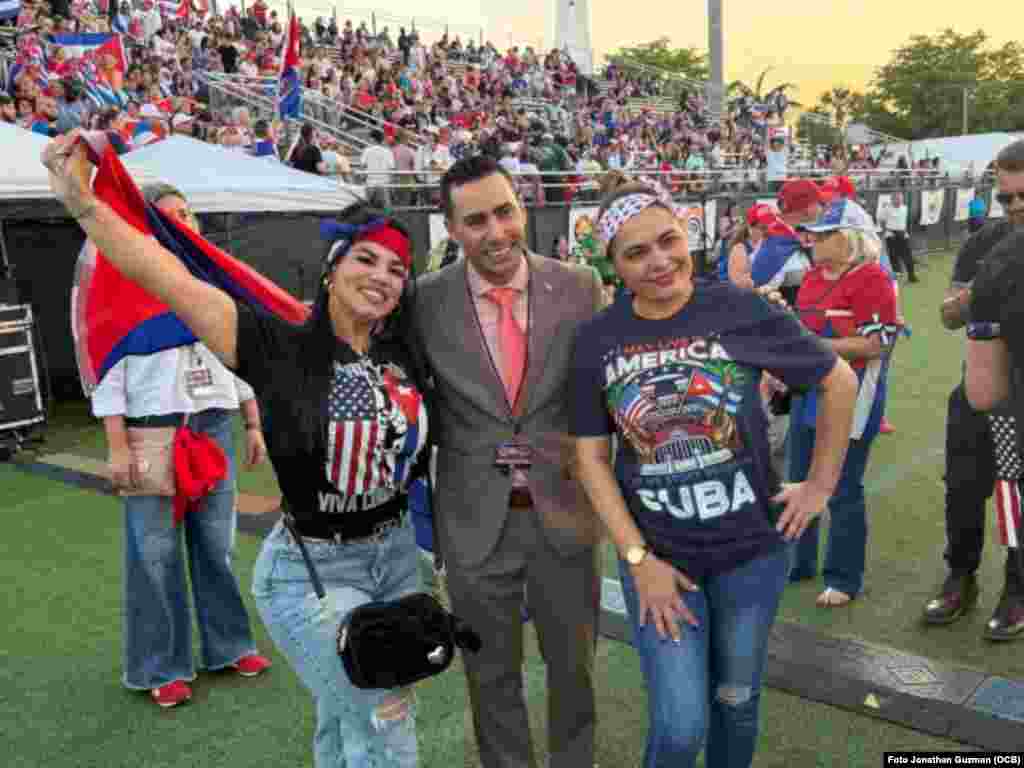 El periodista Mario Pentón comparte un momento con sus seguidores.