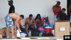 Cubanos varados en la frontera de Panamá con Costa Rica