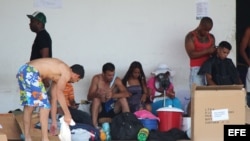 Cubanos varados en la frontera de Panamá con Costa Rica.