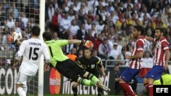 Gol de cabeza del uruguayo Diego Roberto Godín, que adelanta en el marcador al Atlético
