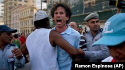 La policía arrestó a Boris González Arenas, periodista independiente y colaborador de Diario de Cuba, el 11 de mayo en la marcha del orgullo LGBTI, en La Habana. (Archivo)