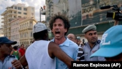 ARCHIVO. La policía arresta al periodista independiente Boris González Arenas, en la marcha del orgullo LGBTI, en La Habana, en mayo de 2019 (AP/Ramon Espinosa)