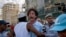 Escena de otro arresto tipo secuestro de Boris González Arenas, este el 11 de mayo en la marcha del orgullo LGBTI, en La Habana.