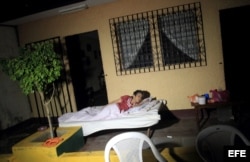 na mujer permanece a las afueras de su casa en la localidad de Nagarote, 30 kilómetros al occidente de Managua, debido a un sismo de magnitud 6,2 en la escala de Richter h