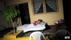 Una mujer permanece a las afueras de su casa en la localidad de Nagarote, 30 kilómetros al occidente de Managua, debido a un sismo de magnitud 6,2 en la escala de Richter.