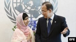 Malala Yousafzai (i), la adolescente paquistaní de dieciséis años tiroteada por los talibanes en su país en 2012.