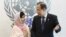 Malala Yousafzai (i), la adolescente paquistaní de dieciséis años tiroteada por los talibanes en su país en 2012.