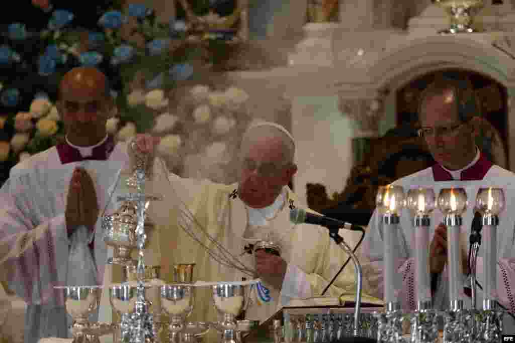 l papa Francisco oficia una misa hoy, martes 22 de septiembre de 2015, en la Basílica Menor del Santuario de Nuestra Señora de la Caridad del Cobre en Santiago (Cuba). 