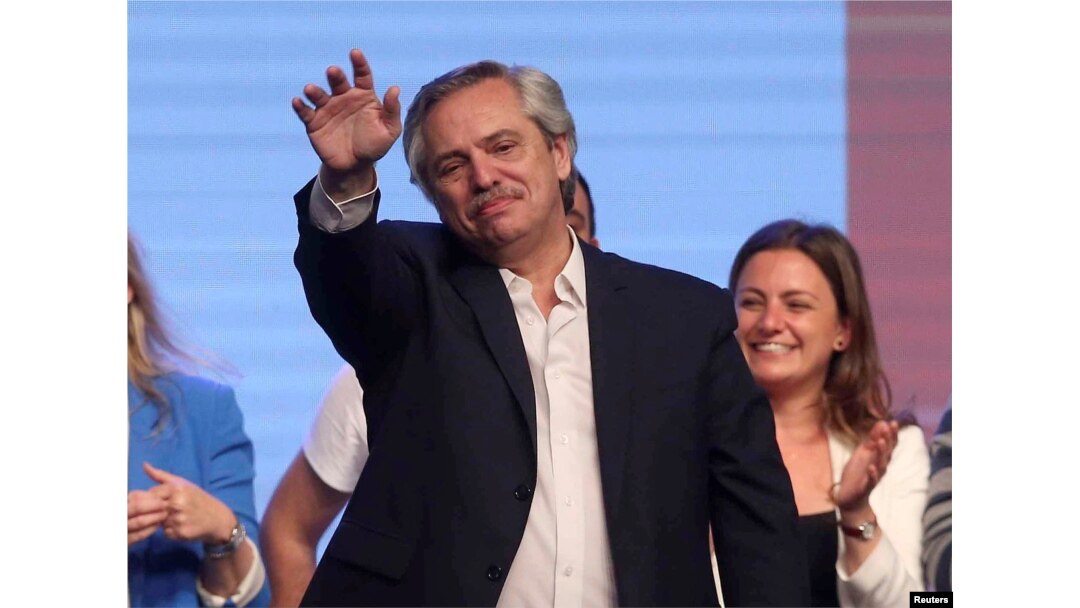 El presidente electo de Argentina, Alberto Fernández, saluda a sus partidarios al declararse vencedor en las elecciones del domingo (Foto: Agustín Marcarian).