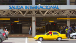 Retienen a cubanos en aeropuerto de Quito