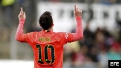 El delantero argentino del FC Barcelona Lionel Messi (i) celebra uno de sus goles ante el Eibar durante el partido de la vigésima séptima jornada de liga de Primera División, disputado el sábado en el estadio de Ipurua.