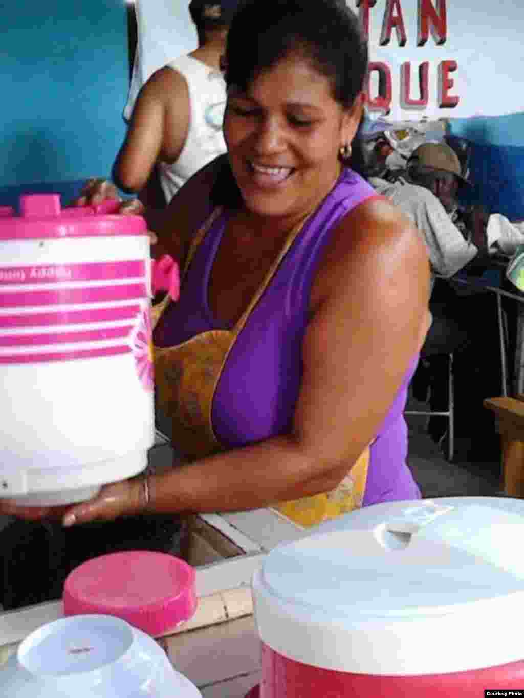 Activista sirve a necesitados en el Proyecto "Capitan Tondique", Colón, Matanzas.