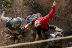 Un manifestante es detenido por la policía antimotines en Viña del Mar, Chile, el 24 de febrero durante las protestas contra el presidente Sebastián Piñera.