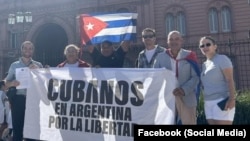 Los cubanos en Argentina cuando fueron a entregar su solicitud a la Casa Rosada.