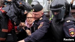 La policía detiene a la líder opositora Lyubov Sobol, en una manifestación del sábado 3 de agosto en Moscú. REUTERS/Tatyana Makeyeva.