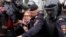 La policía detiene a la líder opositora Lyubov Sobol, en una manifestación del sábado 3 de agosto en Moscú. REUTERS/Tatyana Makeyeva.
