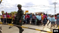  Familiares de presos de la cárcel de Uribana se manifiestan frente a miembros de la Guardia Nacional en los alrededores del penal , cerca a Barquisimeto, Estado Lara (Venezuela). Archivo.