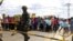  Familiares de presos de la cárcel de Uribana se manifiestan frente a miembros de la Guardia Nacional en los alrededores del penal , cerca a Barquisimeto, Estado Lara (Venezuela). 