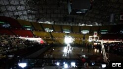 Vista general del escenario deportivo durante un apagón en el juego entre Paraguay y República Dominicana hoy, martes 3 de septiembre de 2013, por el torneo Premundial americano de baloncesto, en Caracas (Venezuela). 