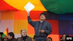 Fotografía cedida por la Agencia Boliviana de Información (ABI) que muestra al presidente de Bolivia, Evo Morales (c), que habló hoy, miércoles 1 de mayo de 2013, durante un acto con motivo de la celebración del Día del Trabajo