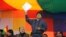 Fotografía cedida por la Agencia Boliviana de Información (ABI) que muestra al presidente de Bolivia, Evo Morales (c), que habló hoy, miércoles 1 de mayo de 2013, durante un acto con motivo de la celebración del Día del Trabajo