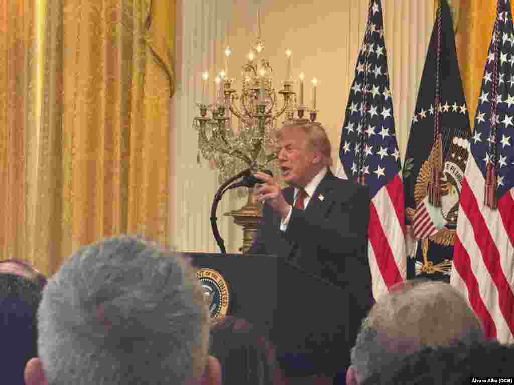 El presidente Donald Trump habla a sus invitados en la ceremonia por el Mes de la Herencia Hispana, en la Casa Blanca. 