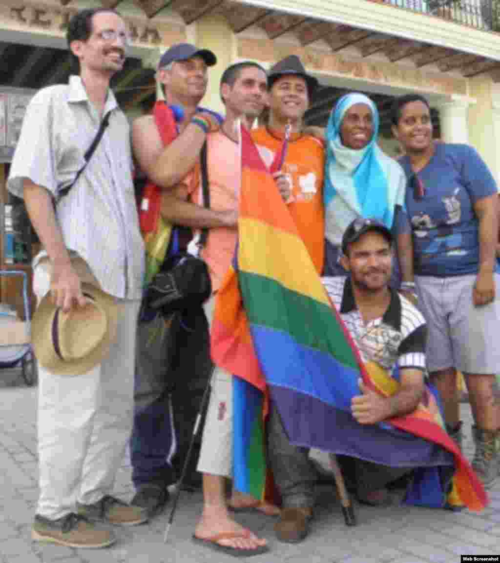 Los activistas de ARCOIRIS leyeron la carta dirigida a Esteban Lazo en La Plaza Vieja. 