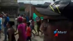 Cubanos en Turbo marchan hasta la oficina de Inmigración