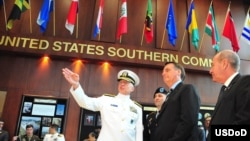 El Almirante Faller recibe en el Comando Sur a Jair Bolsonaro