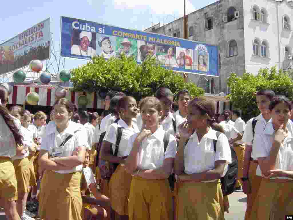 En cada nivel educacional en Cuba existe una clase dedicada a tratar temas políticos, siempre desde la visión del gobierno cubano.