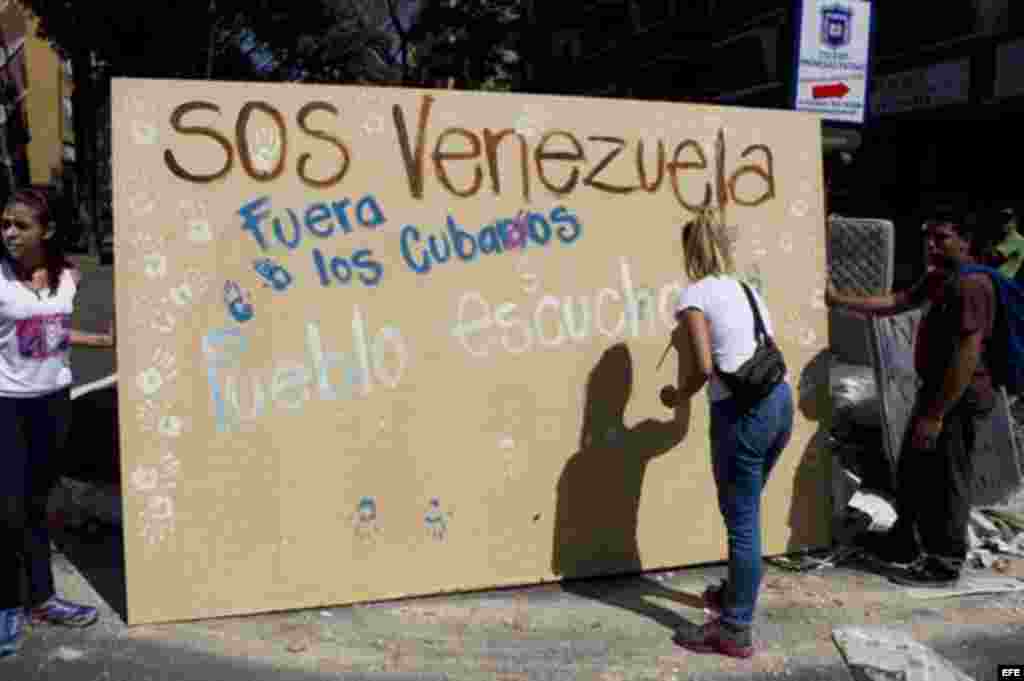 Una mujer escribe este mensaje en protesta contra el gobierno del presidente Nicolás Maduro hoy, jueves 20 de febrero de 2014, en el sector Bello Monte en Caracas(Venezuela). 