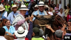 El ex presidente de Colombia, Álvaro Uribe (i), durante su campaña al Senado.