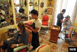 Jóvenes en la peluquería de Gilberto Valladares "Papito", en La Habana.