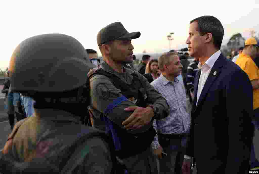 Juan Guaidó en La Carlota habla con un miembro de la Guardia Nacional Bolivariana.