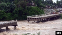 Fotografía del colapso de un puente sobre el río Zaza, destruido por la fuerza de las aguas