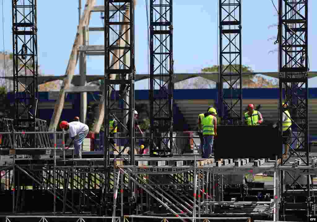 Montaje del escenario donde actuarán The Rolling Stones